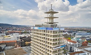 Schwindelerregend ist der Blick der Drohne auf die Banner am Hochhaus. Industrieprofikletterer brachten sie an. - Goldbeck Schwindelerregend ist der Blick der Drohne auf die Banner am Hochhaus. Industrieprofikletterer brachten sie an. - Goldbeck