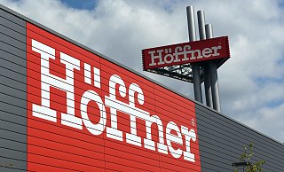 So könnte es aussehen: Das Höffner-Möbelhaus mit Werbemast in Neuss. - picture alliance / Horst Ossinger So könnte es aussehen: Das Höffner-Möbelhaus mit Werbemast in Neuss. - picture alliance / Horst Ossinger