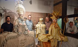 Marcus Coesfeld (v. l.), Horst Raack, Hans-Peter Tietze und Werner Best schauen sich die venezianischen Kostüme in der Scheune an. - Mareike Patock Marcus Coesfeld (v. l.), Horst Raack, Hans-Peter Tietze und Werner Best schauen sich die venezianischen Kostüme in der Scheune an. - Mareike Patock