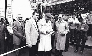 Walter Schneider (v. l.), Bürgermeister Klaus Schwickert und Manfred Hüttemann, damals erster Vorsitzender des Schaustellervereins Bielefeld, bei einer Kirmeseröffnung in den 1980ern auf der Radrennbahn. - Schaustellerverein Bielefeld Walter Schneider (v. l.), Bürgermeister Klaus Schwickert und Manfred Hüttemann, damals erster Vorsitzender des Schaustellervereins Bielefeld, bei einer Kirmeseröffnung in den 1980ern auf der Radrennbahn. - Schaustellerverein Bielefeld