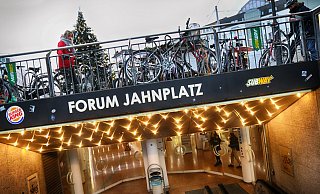 "Der Umbau des Jahnplatzforums zum Fahrradparkhaus ist konsequent", sagt Oberbürgermeister Clausen. Er ist für den Kauf der Immobilie durch die Stadt. - Sarah Jonek "Der Umbau des Jahnplatzforums zum Fahrradparkhaus ist konsequent", sagt Oberbürgermeister Clausen. Er ist für den Kauf der Immobilie durch die Stadt. - Sarah Jonek