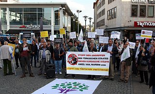 Erneut sehen zahlreiche, zumeist kurdische Bürger Bielefelds im Verhalten der türkischen Regierung einen Grund für öffentlichen Protest. - Jens Reichenbach Erneut sehen zahlreiche, zumeist kurdische Bürger Bielefelds im Verhalten der türkischen Regierung einen Grund für öffentlichen Protest. - Jens Reichenbach