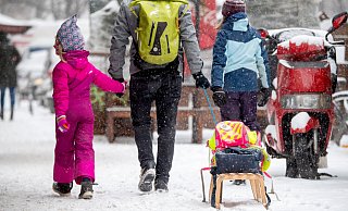 In manchen Städten geht es mit dem Schlitten zur Schule - wie hier am Montag in Berlin. - picture alliance / dpa-tmn In manchen Städten geht es mit dem Schlitten zur Schule - wie hier am Montag in Berlin. - picture alliance / dpa-tmn
