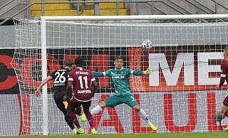 Top-Chance: Diesen Kopfball des Verler Mittelstürmers Justin Eilers lenkte Dynamo Dresdens Torhüter Kevin Broll noch an die Latte. - Jens Dünhölter Top-Chance: Diesen Kopfball des Verler Mittelstürmers Justin Eilers lenkte Dynamo Dresdens Torhüter Kevin Broll noch an die Latte. - Jens Dünhölter
