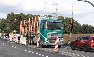 Die Oerlinghauser Straße ist nur auf einer Fahrbahn befahrbar. Eine Ampel regelt den Verkehr. - Sigurd Gringel Die Oerlinghauser Straße ist nur auf einer Fahrbahn befahrbar. Eine Ampel regelt den Verkehr. - Sigurd Gringel