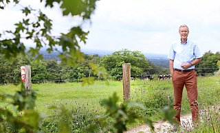 Sven-Georg Adenauer bei einem Spaziergang im Kreis Gütersloh. Der amtierende Landrat strebt am 13. September seine Wiederwahl an. - Patrick Menzel Sven-Georg Adenauer bei einem Spaziergang im Kreis Gütersloh. Der amtierende Landrat strebt am 13. September seine Wiederwahl an. - Patrick Menzel