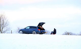 Einige Besucher zogen Schlitten hinter ihren Autos her und richteten so Schäden auf den Äckern und Wiesen an. - Kurt Blaschke Einige Besucher zogen Schlitten hinter ihren Autos her und richteten so Schäden auf den Äckern und Wiesen an. - Kurt Blaschke