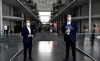 Was am Sonntagnachmittag im Foyer eines der Bundestagsggebäude passiert, eine Art Auftakt zum Duell - Reuters Was am Sonntagnachmittag im Foyer eines der Bundestagsggebäude passiert, eine Art Auftakt zum Duell - Reuters