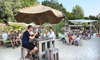 Aloha Beach Club Beach-Club vorne Dominic Exner und Britta Penn - Frank-Michael Kiel-Steinkamp Aloha Beach Club Beach-Club vorne Dominic Exner und Britta Penn - Frank-Michael Kiel-Steinkamp