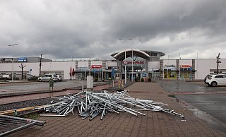 Das Sturmtief hat die Zelte des Drive-In-Testzentrums auf dem Parkplatz des Werre-Parks völlig zerstört. Auch die Stangen können nicht mehr genutzt werden. - Heidi Froreich Das Sturmtief hat die Zelte des Drive-In-Testzentrums auf dem Parkplatz des Werre-Parks völlig zerstört. Auch die Stangen können nicht mehr genutzt werden. - Heidi Froreich