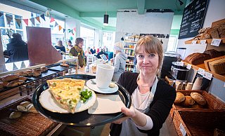 Sabine Ulbrich ist die Chefin im Café "Haltestulle". Sie packt überall mit an - und bringt den Gästen gerade Quiche und Kaffee. - Mike-Dennis Mller / www.mdm.photo Sabine Ulbrich ist die Chefin im Café "Haltestulle". Sie packt überall mit an - und bringt den Gästen gerade Quiche und Kaffee. - Mike-Dennis Mller / www.mdm.photo