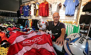 In seinem Element: Holger Lippert verkauft bei „Soccerbase“ alles, was der Amateur-Fußballer zum Glücklichsein braucht. Foto: Wolfgang Rudolf - Wolfgang Rudolf In seinem Element: Holger Lippert verkauft bei „Soccerbase“ alles, was der Amateur-Fußballer zum Glücklichsein braucht. Foto: Wolfgang Rudolf - Wolfgang Rudolf