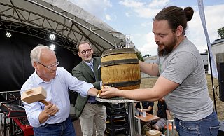 Oberbürgermeister Pit Clausen (v.l.), Gesellschafter Christoph Harras-Wolf, Braumeister Sebastian Bienemann beim Faßbieranstich für das frisch kreierte Bielefelder Pils. - Peter Unger Oberbürgermeister Pit Clausen (v.l.), Gesellschafter Christoph Harras-Wolf, Braumeister Sebastian Bienemann beim Faßbieranstich für das frisch kreierte Bielefelder Pils. - Peter Unger