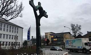 Das große Kreuz des Bildhauers Josef Rikus wird jetzt abgebaut. - Holger Kosbab Das große Kreuz des Bildhauers Josef Rikus wird jetzt abgebaut. - Holger Kosbab