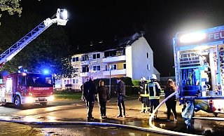 Ein Großaufgebot der Feuerwehr Lübbecke sorgte dafür, dass der Brand in der Wohnung schnell unter Kontrolle war. - Heike von Schulz Ein Großaufgebot der Feuerwehr Lübbecke sorgte dafür, dass der Brand in der Wohnung schnell unter Kontrolle war. - Heike von Schulz