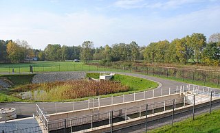 Der Niederschlag von der A 33 wird zunächst in ein Betonbecken geleitet und dort vorgeklärt. Über den „großen Teich“ nebenan wird es wohldosiert wieder in den natürlichen Kreislauf gebracht. Hier am Lönsweg fließt es in den Loddenbach. - Monika Dütmeyer Der Niederschlag von der A 33 wird zunächst in ein Betonbecken geleitet und dort vorgeklärt. Über den „großen Teich“ nebenan wird es wohldosiert wieder in den natürlichen Kreislauf gebracht. Hier am Lönsweg fließt es in den Loddenbach. - Monika Dütmeyer