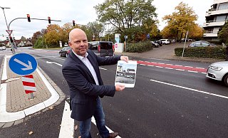 Anwohner Ulrich Mensendiek ist fassungslos: Vor seiner Straße "An der Brücke" erschwert seit kurzen die verlängerte Mittelinsel die Ein- und Ausfahrt. Außerdem wurde die Haltelinie vor dem Sträßlein entfernt. Die Folge: Busse und Autos stauen sich nun direkt davor. Die kleine Hinweisbeschilderung (Hintergrund) wird übersehen. - Wolfgang Rudolf Anwohner Ulrich Mensendiek ist fassungslos: Vor seiner Straße "An der Brücke" erschwert seit kurzen die verlängerte Mittelinsel die Ein- und Ausfahrt. Außerdem wurde die Haltelinie vor dem Sträßlein entfernt. Die Folge: Busse und Autos stauen sich nun direkt davor. Die kleine Hinweisbeschilderung (Hintergrund) wird übersehen. - Wolfgang Rudolf