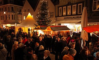Ein Weihnachtsmarkt lebt vom Trubel rund um die Buden. Das wird es nun nicht geben. - Archivfoto: Pescht Ein Weihnachtsmarkt lebt vom Trubel rund um die Buden. Das wird es nun nicht geben. - Archivfoto: Pescht