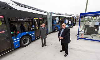 Bürgermeister Michael Dreier (l.) und Padersprinter-Geschäftsführer Peter Bronnenberg stehen vor dem neuen E-Bus, rechts ist die Auflade-Station zu sehen. - Niklas Tüns Bürgermeister Michael Dreier (l.) und Padersprinter-Geschäftsführer Peter Bronnenberg stehen vor dem neuen E-Bus, rechts ist die Auflade-Station zu sehen. - Niklas Tüns