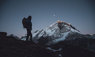 Jost Kobusch starrt aus der Ferne auf den Gipfel des Mount Everests. - Jost Kobusch Jost Kobusch starrt aus der Ferne auf den Gipfel des Mount Everests. - Jost Kobusch