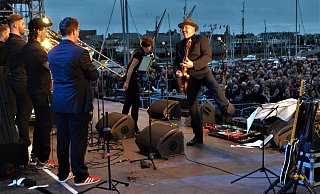 Vor der Kulisse der Altstadt-Insel von Concarneau begeisterten im Sommer vergangenen Jahres die Basement Boyz die Besucher des Festes der blauen Netze. Die Jubiläumsfeiern, die dieses Jahr in Senne auf Hof Ramsbrock gefeiert werden sollte, fallen aus. - Sibylle Kemna Vor der Kulisse der Altstadt-Insel von Concarneau begeisterten im Sommer vergangenen Jahres die Basement Boyz die Besucher des Festes der blauen Netze. Die Jubiläumsfeiern, die dieses Jahr in Senne auf Hof Ramsbrock gefeiert werden sollte, fallen aus. - Sibylle Kemna