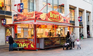 Fast fünf Jahre lang wurden bei Broer's Bratwurst und Pommes in diesem mobilen Imbisswagen in der Paderborner Fußgängerzone verkauft. Jetzt geht's zurück an den Stammplatz. - Lena Henning Fast fünf Jahre lang wurden bei Broer's Bratwurst und Pommes in diesem mobilen Imbisswagen in der Paderborner Fußgängerzone verkauft. Jetzt geht's zurück an den Stammplatz. - Lena Henning