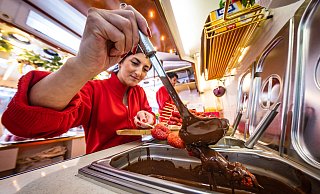Die Mischung kommt an: Gülsah Aydas verkauft am Stand von Laffontien Erdbeer-Spieße mit Schokolade. Die kommt aus Belgien, die Erdbeeren aus Holland, erzählt sie. Bei Kindern sind die Spieße total beliebt, die meisten wollen sie direkt aus der Hand essen. - Mike-Dennis Müller / www.mdm.photo Die Mischung kommt an: Gülsah Aydas verkauft am Stand von Laffontien Erdbeer-Spieße mit Schokolade. Die kommt aus Belgien, die Erdbeeren aus Holland, erzählt sie. Bei Kindern sind die Spieße total beliebt, die meisten wollen sie direkt aus der Hand essen. - Mike-Dennis Müller / www.mdm.photo