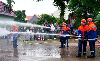 Innerhalb kurzer Zeit hat die Jugendfeuerwehr Haaren die brennende Holzhütte gelöscht. - Ralph Meyer Innerhalb kurzer Zeit hat die Jugendfeuerwehr Haaren die brennende Holzhütte gelöscht. - Ralph Meyer