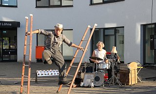 Der Belgier Danie Jordans begeisterte 2019 bei der Auftaktveranstaltung der Straßentheater-Reihe "Von Nord nach West" mit seinem pantomimischen Können und akrobatischen Einlagen. - stoebing Der Belgier Danie Jordans begeisterte 2019 bei der Auftaktveranstaltung der Straßentheater-Reihe "Von Nord nach West" mit seinem pantomimischen Können und akrobatischen Einlagen. - stoebing