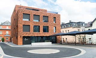 Mit seiner Fassade aus eigens gebrannten Ziegelsteinen nimmt das Lui.House Elemente der umliegenden Gebäude auf. - Ralf Bittner Mit seiner Fassade aus eigens gebrannten Ziegelsteinen nimmt das Lui.House Elemente der umliegenden Gebäude auf. - Ralf Bittner