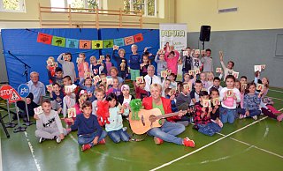 Premiere: Die Sängerin Faryna stellte in der Grundschule Mindener Straße in Herford ihre CD "Sicher im Straßenverkehr" vor. Mitten zwischen den Erstklässler sitzen der Leiter des Verkehrsdientes der Polizei, Michael Steffen, und Landrat Jürgen Müller. - Kreis Herford Premiere: Die Sängerin Faryna stellte in der Grundschule Mindener Straße in Herford ihre CD "Sicher im Straßenverkehr" vor. Mitten zwischen den Erstklässler sitzen der Leiter des Verkehrsdientes der Polizei, Michael Steffen, und Landrat Jürgen Müller. - Kreis Herford