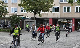 Am Espelkamper Rathaus starteten die zwei Dutzend Teilnehmer der ersten städteübergreifenden Radtour ihre knapp achtstündige Ausfahrt. - Klaus Frensing Am Espelkamper Rathaus starteten die zwei Dutzend Teilnehmer der ersten städteübergreifenden Radtour ihre knapp achtstündige Ausfahrt. - Klaus Frensing