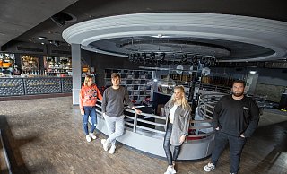 Auch das Cafe Europa bleibt weiterhin leer. Die Corona-Schließung ist eine schwierige Zeit für das Team um Franziska Peitzmeier (Betriebsleitung), Peter Daletzki (Betreiber), Emma Arlt und Sören Teismann. - Oliver Krato Auch das Cafe Europa bleibt weiterhin leer. Die Corona-Schließung ist eine schwierige Zeit für das Team um Franziska Peitzmeier (Betriebsleitung), Peter Daletzki (Betreiber), Emma Arlt und Sören Teismann. - Oliver Krato