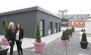 Liebenswert: Innendesignerin Anke Anstoetz (l.) und Inhaberin Katharina Tiesmeier vor dem Sky-Appartement mit vier Zimmern auf einer rückwärtig gelegenen Dachterrasse. - Peter Steinert Liebenswert: Innendesignerin Anke Anstoetz (l.) und Inhaberin Katharina Tiesmeier vor dem Sky-Appartement mit vier Zimmern auf einer rückwärtig gelegenen Dachterrasse. - Peter Steinert