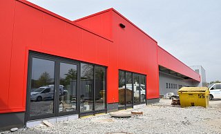 Noch wird am Innenausbau des neuen Hörmann-Sportzentrums emsig gewerkelt. Bis auf die Parkplätze soll Anfang Juni alles fertig sein. Am Pfingstwochenende wird nämlich mit einem bunten Programm die Eröffnung des Millionenprojektes gefeiert. - Birgit Nolte Noch wird am Innenausbau des neuen Hörmann-Sportzentrums emsig gewerkelt. Bis auf die Parkplätze soll Anfang Juni alles fertig sein. Am Pfingstwochenende wird nämlich mit einem bunten Programm die Eröffnung des Millionenprojektes gefeiert. - Birgit Nolte