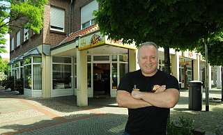 Das Grill House Alex darf erweitern. Inhaber Kenan Yüksel freut sich über die einstimmige Entscheidung im Planungsausschuss. - Heiko Kaiser Das Grill House Alex darf erweitern. Inhaber Kenan Yüksel freut sich über die einstimmige Entscheidung im Planungsausschuss. - Heiko Kaiser