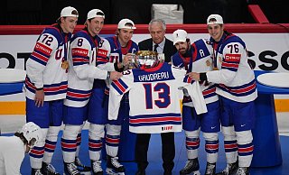 Die USA hat den WM-Titel auch den im vergangenen Jahr verstorbenen Johnny Gaudreau gewidmet. - Petr David Josek/AP/dpa Die USA hat den WM-Titel auch den im vergangenen Jahr verstorbenen Johnny Gaudreau gewidmet. - Petr David Josek/AP/dpa