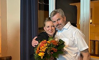 Dirk Becker freut sich mit Ehefrau Petra über eine zweite Amtszeit. - Horst Biere Dirk Becker freut sich mit Ehefrau Petra über eine zweite Amtszeit. - Horst Biere
