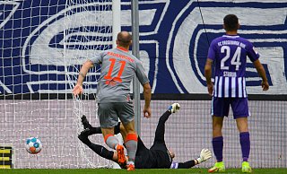 Aues Torwart Martin Männel kann das Tor zum 0:1 nicht verhindern, sein Mitspieler John-Patrick Strauß und Paderborns Sven Michel beobachten die Szene. - picture alliance/dpa/dpa-Zentralbild Aues Torwart Martin Männel kann das Tor zum 0:1 nicht verhindern, sein Mitspieler John-Patrick Strauß und Paderborns Sven Michel beobachten die Szene. - picture alliance/dpa/dpa-Zentralbild