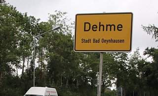 Das Ortseingangsschild an der Dehmer Straße ist nun wieder auf Normalhöhe angebracht, steht aber jetzt in Eidinghausen. - Jörg Stuke Das Ortseingangsschild an der Dehmer Straße ist nun wieder auf Normalhöhe angebracht, steht aber jetzt in Eidinghausen. - Jörg Stuke