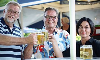Ein Prosit der Gemütlichkeit: Jörg Stuke stößt mit Bernd und Rada Bolte an. - Felix Eisele Ein Prosit der Gemütlichkeit: Jörg Stuke stößt mit Bernd und Rada Bolte an. - Felix Eisele
