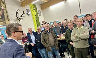 Als Kandidat für den Wahlkreis Paderborn nimmt Carsten Linnemann (l.) auch Wahlkampftermin in seiner Heimat wahr. So wie am Donnerstag in Etteln. - Jens Reddeker Als Kandidat für den Wahlkreis Paderborn nimmt Carsten Linnemann (l.) auch Wahlkampftermin in seiner Heimat wahr. So wie am Donnerstag in Etteln. - Jens Reddeker