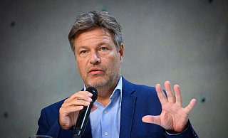 Klimaschutzminister Robert Habeck: Mit dem Klimaschutzprogramm 2023 sollen die Treibhausgasemissionen stark zurückgehen. - Bernd von Jutrczenka/dpa Klimaschutzminister Robert Habeck: Mit dem Klimaschutzprogramm 2023 sollen die Treibhausgasemissionen stark zurückgehen. - Bernd von Jutrczenka/dpa