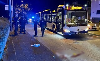 Der Fußgänger stürzte im Bereich der Haltebucht an der Neuhäuser Straße auf den Bordstein. - Ralph Meyer Der Fußgänger stürzte im Bereich der Haltebucht an der Neuhäuser Straße auf den Bordstein. - Ralph Meyer
