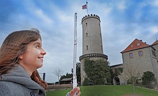 Sparrenburg-Besucherin Ann Josephine van der Does hält fürs Foto spaßeshalber einen Zollstock an. Die Vermessungs-Experten waren natürlich mit ganz anderem Kaliber am Werk und haben von verschiedenen Seiten aus gemessen. Ihr Ergebnis: Bis zur obersten Kante einer Zinne ist die Sparrenburg nicht 37 sondern nur 31,5 Meter hoch. Inklusive Fahnenmast sind's jedoch sogar 45,2 Meter. - Sarah Jonek Sparrenburg-Besucherin Ann Josephine van der Does hält fürs Foto spaßeshalber einen Zollstock an. Die Vermessungs-Experten waren natürlich mit ganz anderem Kaliber am Werk und haben von verschiedenen Seiten aus gemessen. Ihr Ergebnis: Bis zur obersten Kante einer Zinne ist die Sparrenburg nicht 37 sondern nur 31,5 Meter hoch. Inklusive Fahnenmast sind's jedoch sogar 45,2 Meter. - Sarah Jonek