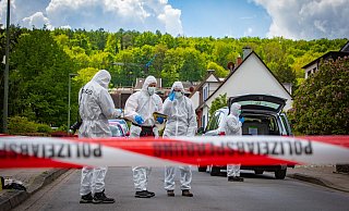 Die Spurensicherung der Mordkommission nimmt auf der Straße Löllmannshof Spuren der blutigen Tat auf. - Mike-Dennis Müller / www.mdm.photo Die Spurensicherung der Mordkommission nimmt auf der Straße Löllmannshof Spuren der blutigen Tat auf. - Mike-Dennis Müller / www.mdm.photo
