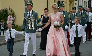 Festmarsch durchs Dorf: Schützenkönigin Jeanette Theimeier mit ihrem Mann Oliver und den Söhnen Leon und Niklas. - Birgit Vredenburg Festmarsch durchs Dorf: Schützenkönigin Jeanette Theimeier mit ihrem Mann Oliver und den Söhnen Leon und Niklas. - Birgit Vredenburg
