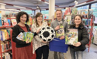 Auf "Kicken und Lesen" freuen sich (von links) Yvonne Kielsmeier-Seele (Café Miteinander), Christine Kuske (Bücherei), Markus Mildner (Haus der Jugend) und Gisela Hering-Bejaoui (Gemeinde Hiddenhausen). - Alexander Jenniches Auf "Kicken und Lesen" freuen sich (von links) Yvonne Kielsmeier-Seele (Café Miteinander), Christine Kuske (Bücherei), Markus Mildner (Haus der Jugend) und Gisela Hering-Bejaoui (Gemeinde Hiddenhausen). - Alexander Jenniches