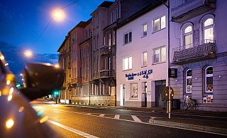 Das Islamische Zentrum Bielefeld an der August-Bebel-Straße (Gebäude mit blauer Schrift an der Fassade) grenzt an beiden Seiten direkt an Wohnbebauung an. Schallimmissionen sind deshalb mitunter ein Problem. Das soll jetzt gelöst werden. - Mike-Dennis Müller Das Islamische Zentrum Bielefeld an der August-Bebel-Straße (Gebäude mit blauer Schrift an der Fassade) grenzt an beiden Seiten direkt an Wohnbebauung an. Schallimmissionen sind deshalb mitunter ein Problem. Das soll jetzt gelöst werden. - Mike-Dennis Müller