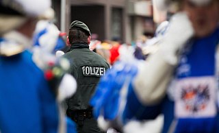 Feiern und Sicherheit: Die Polizei im Kreis Höxter beobachtet nach eigenen Angaben sehr genau die Entwicklungen in Köln. Für ein neues Sicherheitskonzept für Karnevalsveranstaltungen in der Region sieht Höxters Polizeisprecher Andreas Hellwig aber keinen Grund. - DPA Feiern und Sicherheit: Die Polizei im Kreis Höxter beobachtet nach eigenen Angaben sehr genau die Entwicklungen in Köln. Für ein neues Sicherheitskonzept für Karnevalsveranstaltungen in der Region sieht Höxters Polizeisprecher Andreas Hellwig aber keinen Grund. - DPA